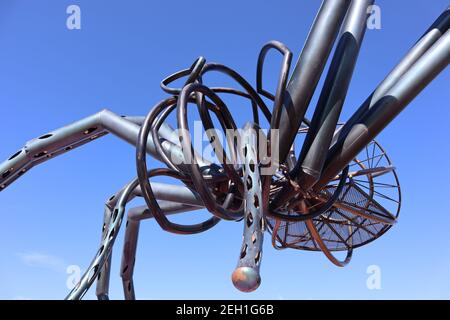 Di una grande scultura di ragno fatta da pezzi di metallo recuperati vicino a Santa Fe, New Mexico Foto Stock