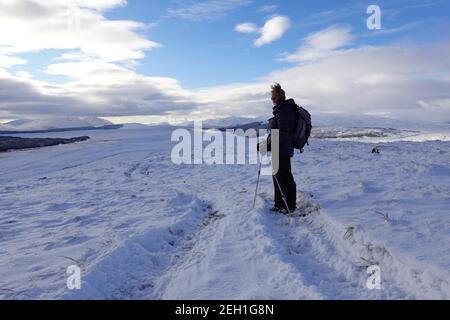 Camminatore femminile che guarda verso Loch Laidon da Sron Smeur in Scottish Highlands vicino alla stazione di Rannoch Foto Stock