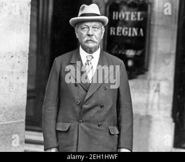 ARTHUR CONAN DOYLE (1859-1930) medico scozzese e creatore di Sherlock Holmes, circa 1920 Foto Stock