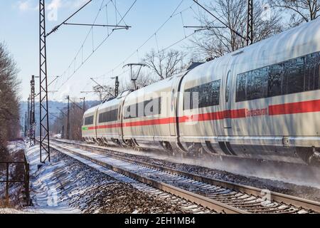 Böfingen, Germania - 11 febbraio 2021: Treno tedesco ad alta velocità ICE (Intercity-Express) in un ambiente invernale soleggiato il 11 febbraio 2021 vicino Böfingen, Foto Stock