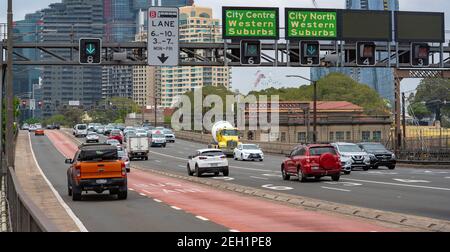 Traffico in auto a Sydney City da Sydney Harbour Bridge Foto Stock