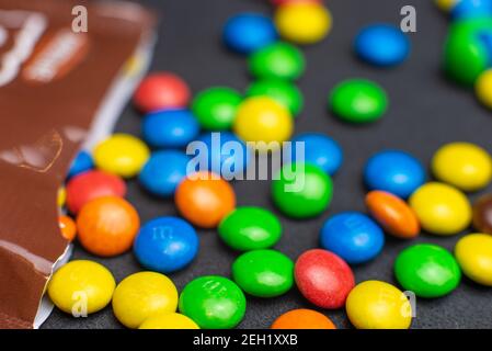 Primo piano di m&m caramelle colorate sparse Foto Stock