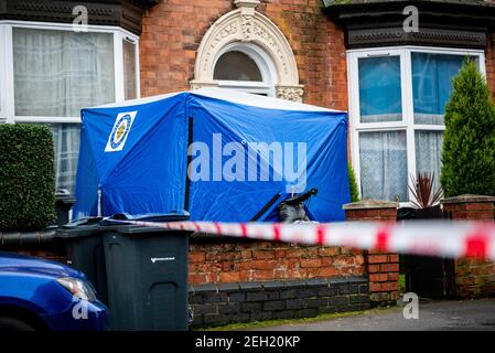 Handsworth, Birmingham, West Midlands, Regno Unito. 19 febbraio 2021: Un uomo è morto dopo una beatola in una proprietà su Church Hill Road intorno alle 5:20 venerdì mattina. Gli ufficiali di Forensics hanno combattuto la casa e una tenda blu rimane fuori della proprietà. Credit: Ryan Underwood / Alamy Live News Foto Stock