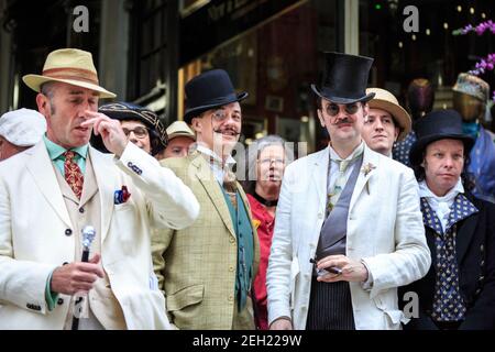 Dapper British Chaps and Chapettes al 'The Grand Flaneur' CHAP Walk, Mayfair, Londra, Regno Unito Foto Stock