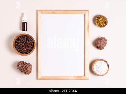 Concetto di prodotto naturale, modello per la scrittura di testo. Pinoli, olio, estratto. Foglio bianco in una cornice, vista dall'alto Foto Stock