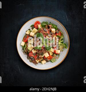 Insalata di manzo tirata con pomodori ciliegini e verdure verdure sano concetto di cibo. Foto Stock