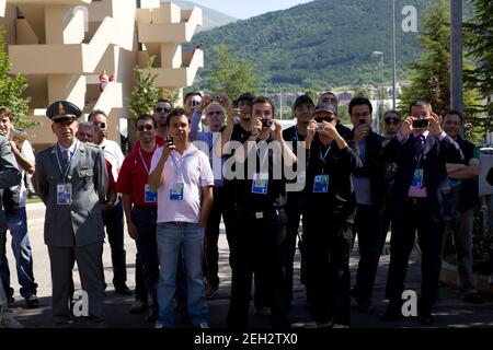 Gli astanti osservare il Presidente Barack Obama come egli cammina intorno al vertice del G8 nel sito di L'Aquila, Italia, Luglio 9, 2009. Foto Stock