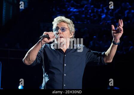 Roger Daltrey dell'OMS si esibisce dal vivo sul palco per la serie annuale di concerti Teenage Cancer Trust alla Royal Albert Hall di Londra. Data foto: Sabato 1 marzo 2017. Il credito fotografico dovrebbe essere: © DavidJensen Foto Stock