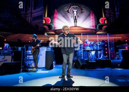 Roger Daltrey dell'OMS si esibisce dal vivo sul palco per la serie annuale di concerti Teenage Cancer Trust alla Royal Albert Hall di Londra. Data foto: Sabato 1 marzo 2017. Il credito fotografico dovrebbe essere: © DavidJensen Foto Stock