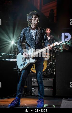 Ronnie Wood si esibisce sul palco per la serie annuale di concerti Teenage Cancer Trust presso la Royal Albert Hall di Londra. Data immagine: Venerdì 31 marzo 2017. Il credito fotografico dovrebbe essere: © DavidJensen Foto Stock