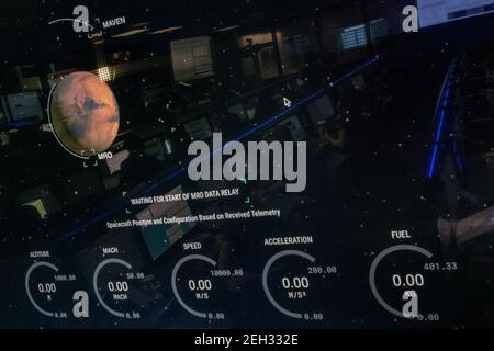 Pasadena, California. 18 Feb 2021. I membri del team Mars rover di perseveranza della NASA si riflettono in un monitor in missione di controllo mentre attendono l'atterraggio della navicella spaziale su Marte, giovedì 18 febbraio 2021, presso il Jet Propulsion Laboratory della NASA a Pasadena, California. Un obiettivo chiave per la missione di perseveranza su Marte è l'astrobiologia, compresa la ricerca di segni di antica vita microbica. Credit: UPI/Alamy Live News Foto Stock
