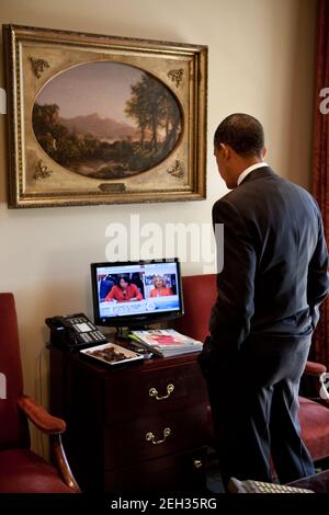 Il presidente Barack Obama guarda le audizioni di conferma per il giudice Sonia Sotomayor nell'Outer Oval Office il 14 luglio 2009. Foto Stock