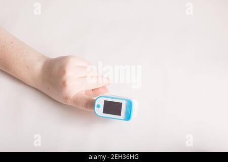 Ossimetro a dito con polso, pulsossimetro a punta delle dita con respiro, monitor portatile per la saturazione dell'ossigeno nel sangue con polso Foto Stock