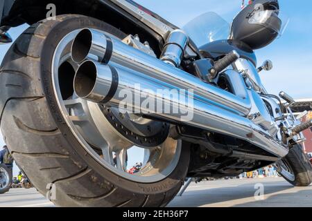 Kazan, Russia-26 settembre 2020: Vista posteriore dei tubi di scarico cromati di una motocicletta Honda parcheggiata Foto Stock