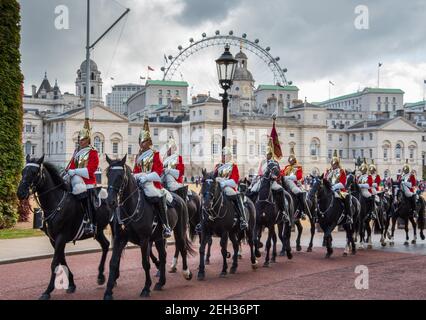 Cavalleria domestica che cambia la guardia di vita della regina, Londra Foto Stock