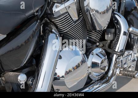Kazan, Russia-26 settembre 2020: Vista posteriore dei tubi di scarico cromati e del motore di una moto Honda parcheggiata Foto Stock
