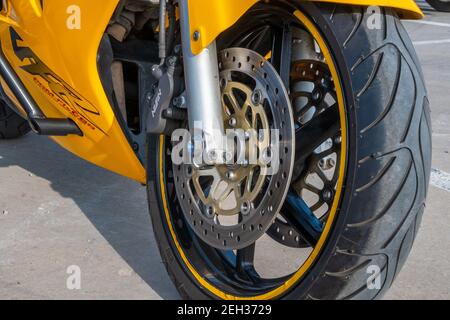 Kazan, Russia-26 settembre 2020: Primo piano della ruota anteriore e dell'impianto frenante di una motocicletta in piedi sull'asfalto Foto Stock