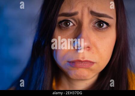 Ritratto di giovane infelice. Primo piano di triste espressione facciale di femmina Foto Stock