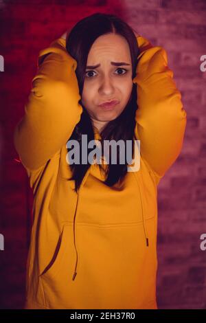 Ritratto di giovane infelice. Primo piano di triste espressione facciale di femmina Foto Stock
