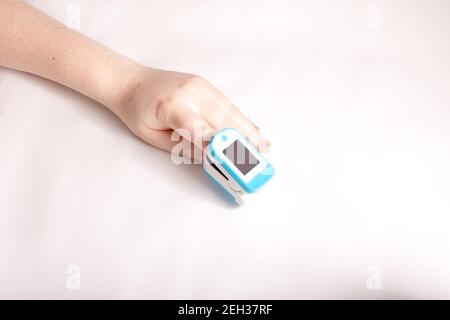 Ossimetro a dito con polso, pulsossimetro a punta delle dita con respiro, monitor portatile per la saturazione dell'ossigeno nel sangue con polso Foto Stock