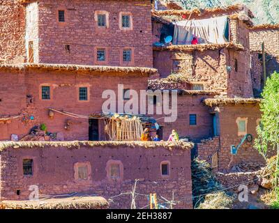 Antico villaggio berbero nelle montagne dell'Alto Atlante del Marocco Foto Stock