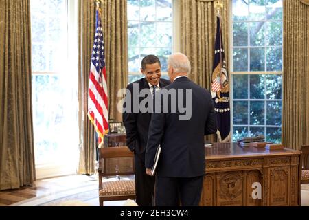 Il presidente Barack Obama condivide un momento più leggero con il vice presidente Joe Biden nell'ufficio ovale il 24 luglio 2009. Foto Stock