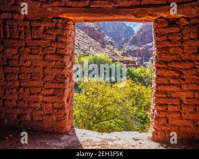 Granaio a Megdaz, un tradizionale villaggio berbero nella regione di M'Goun delle montagne dell'Atlante del Marocco Foto Stock