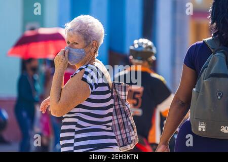 Donna che indossa un 'nasobuco' per proteggersi dal coronavirus a Cuba. Foto Stock