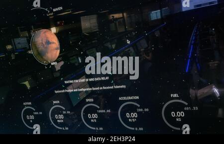 I membri del team Mars rover di perseveranza della NASA si riflettono in un monitor nel controllo della missione in attesa dell'atterraggio della navicella spaziale su Marte, giovedì 18 febbraio 2021, presso il Jet Propulsion Laboratory della NASA a Pasadena, California. Un obiettivo chiave per la missione di perseveranza su Marte è l'astrobiologia, compresa la ricerca di segni di antica vita microbica. la rover caratterizzerà la geologia del pianeta e il clima passato, spianerà la strada all'esplorazione umana del pianeta Rosso e sarà la prima missione a raccogliere e memorizzare nella cache la roccia marziana e il regolite. Credito fotografico: (NASA/Bill Ingalls) Nota: Foto Stock