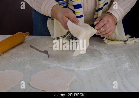 L'uomo ebreo ortodosso si prepara per la festa ebraica kosher matzah fatto a mano preparare Foto Stock