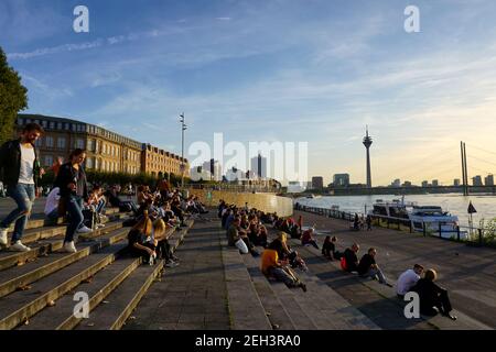 Gradini della terrazza sul Reno (in tedesco: Rheintrepe) sul fiume Reno è il ‚posto per essere‘ per i turisti e la gente del posto in una serata calda per guardare il tramonto. Foto Stock