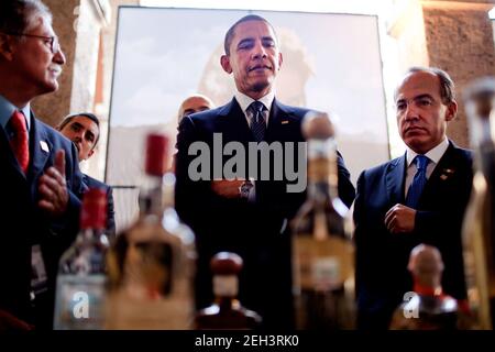 Il presidente Barack Obama ed il presidente del Messico Felipe Calderon, a destra, sono mostrati una esposizione sulla realizzazione della tequila al Centro Culturale Cabanas a Guadalajara, Messico, 10 agosto 2009. Foto Stock