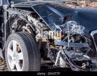 Rotto la macchina dopo un incidente di traffico Foto Stock