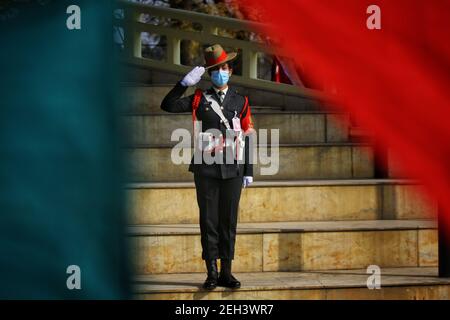 Kathmandu, Nepal. 19 Feb 2021. Un personale dell'esercito nepalese è visto durante la celebrazione della Giornata Nazionale della democrazia a Kathmandu, Nepal, 19 febbraio 2021. Credit: Sulav Shrestha/Xinhua/Alamy Live News Foto Stock