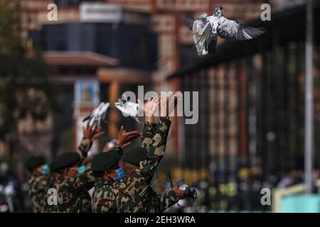 Kathmandu, Nepal. 19 Feb 2021. Il personale dell'esercito nepalese libera i piccioni durante la celebrazione della Giornata nazionale della democrazia a Kathmandu, Nepal, 19 febbraio 2021. Credit: Sulav Shrestha/Xinhua/Alamy Live News Foto Stock