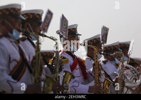 Kathmandu, Nepal. 19 Feb 2021. La band di polizia nepalese si esibir durante la celebrazione del National Democracy Day a Kathmandu, Nepal, 19 febbraio 2021. Credit: Sulav Shrestha/Xinhua/Alamy Live News Foto Stock