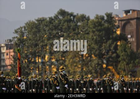 Kathmandu, Nepal. 19 Feb 2021. Il personale dell'esercito nepalese è visto durante la celebrazione della Giornata Nazionale della democrazia a Kathmandu, Nepal, 19 febbraio 2021. Credit: Sulav Shrestha/Xinhua/Alamy Live News Foto Stock