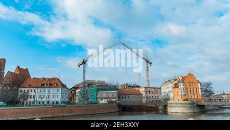 Wroclaw Dicembre 31 2019 due gru alte lunghe in costruzione Foto Stock