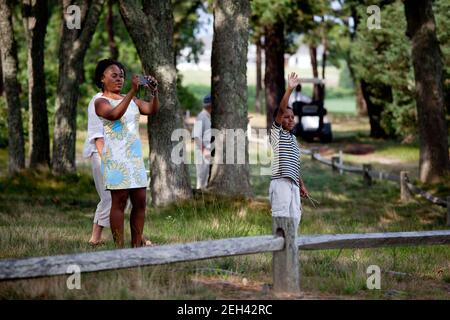 Gli onlookers scattano le foto del presidente Barack Obama durante una partita di golf mentre in vacanza sul vigneto di Martha's, 24 agosto 2009 Foto Stock