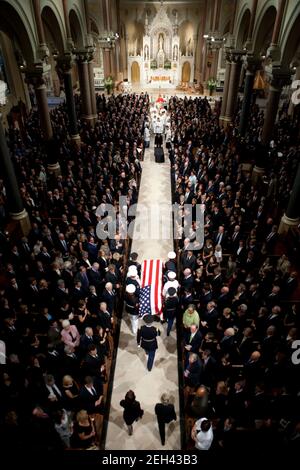 La bara del senatore Edward Kennedy, drappeggiato con bandiere, viene portata nella Basilica di nostra Signora del Perpetuo Soccorso a Boston, durante il servizio funebre del 29 agosto 2009. Foto Stock