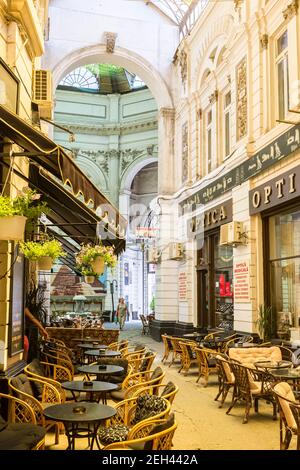 Macca Villacrosse Passage, Pasajul Macca-Vilacrosse in rumeno, è una strada arcuata con ristoranti, a Bucarest, Romania Foto Stock