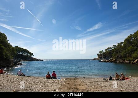 Calanque De Port D'Alon, baia con acqua limpida vicino a Cassis, due persone che guardano l'acqua Foto Stock