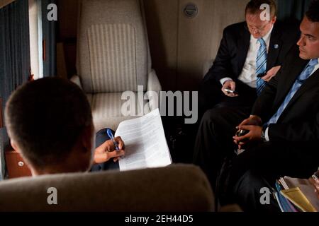 Il presidente Barack Obama esamina il suo discorso di assistenza sanitaria a bordo di Marine One in viaggio verso la Casa Bianca dalla base dell'aeronautica Andrews 9 settembre 2009. Foto Stock