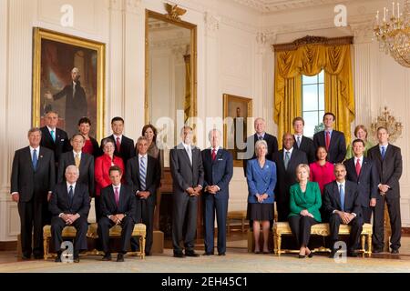 Il presidente Barack Obama e il vice presidente Joe Biden posano con il gabinetto completo per una foto ufficiale di gruppo nella stanza orientale della Casa Bianca il 10 settembre 2009. Seduti da sinistra: Segretario della Difesa Robert M. Gates, Segretario del Tesoro Timothy F. Geithner, Segretario di Stato Hillary Rodham Clinton e Procuratore Generale Eric H. Holder, Jr. In piedi seconda fila, da sinistra: Segretario per l'agricoltura Tom Vilsack, Segretario per l'energia Steven Chu, Segretario per la sicurezza interna Janet Napolitano, Capo dello staff della Casa Bianca Rahm Emanuel, Segretario per la Salute e i servizi umani Kathleen Sebelius, Rappresentante commerciale degli Stati Uniti Foto Stock
