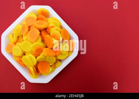 Sottaceti curcuma crudi prodotti a Gujarat, India durante la stagione invernale noto come Haldi ka achar in hindi Foto Stock