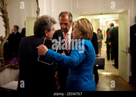 Il Segretario di Stato Hillary Clinton conferisce con Assistente speciale al Presidente Gary Samore, a sinistra, e il Ministro degli Esteri russo Sergei Lavrov, al Waldorf Astoria Hotel di New York, N.Y., 23 settembre 2009. Il presidente Barack Obama e il presidente russo Dmitry Medvedev hanno tenuto un incontro bilaterale a Waldorf durante l'Assemblea Generale delle Nazioni Unite. Foto Stock