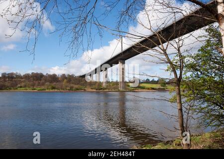 Ponte Erskine sul fiume Clyde, West Dunbartonshire, vista dal basso. Foto Stock