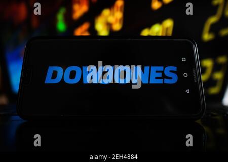 Polonia. 19 Feb 2021. In questa illustrazione fotografica viene visualizzato un logo Dow Jones su uno smartphone con valori di borsa in background. Credit: Omar Marques/SOPA Images/ZUMA Wire/Alamy Live News Foto Stock