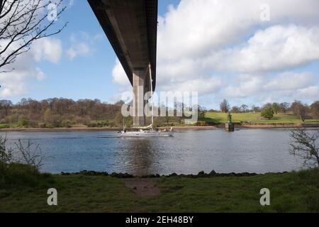 Yacht passando sotto il ponte Erskine sul fiume Clyde, Scozia Foto Stock