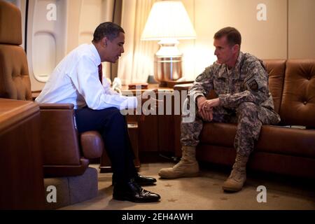 Il presidente Barack Obama incontra il 2 ottobre 2009 l'esercito generale Stanley McChrystal, il comandante delle forze americane in Afghanistan, a bordo dell'Air Force One a Copenhagen, Danimarca. Foto Stock